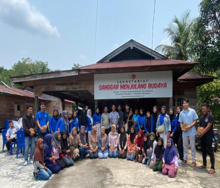 Mahasiswa Bispro Politeknik Negeri Bengkalis field study ke Sanggar Menjulang Budaya Desa Meskom (foto/zul)
